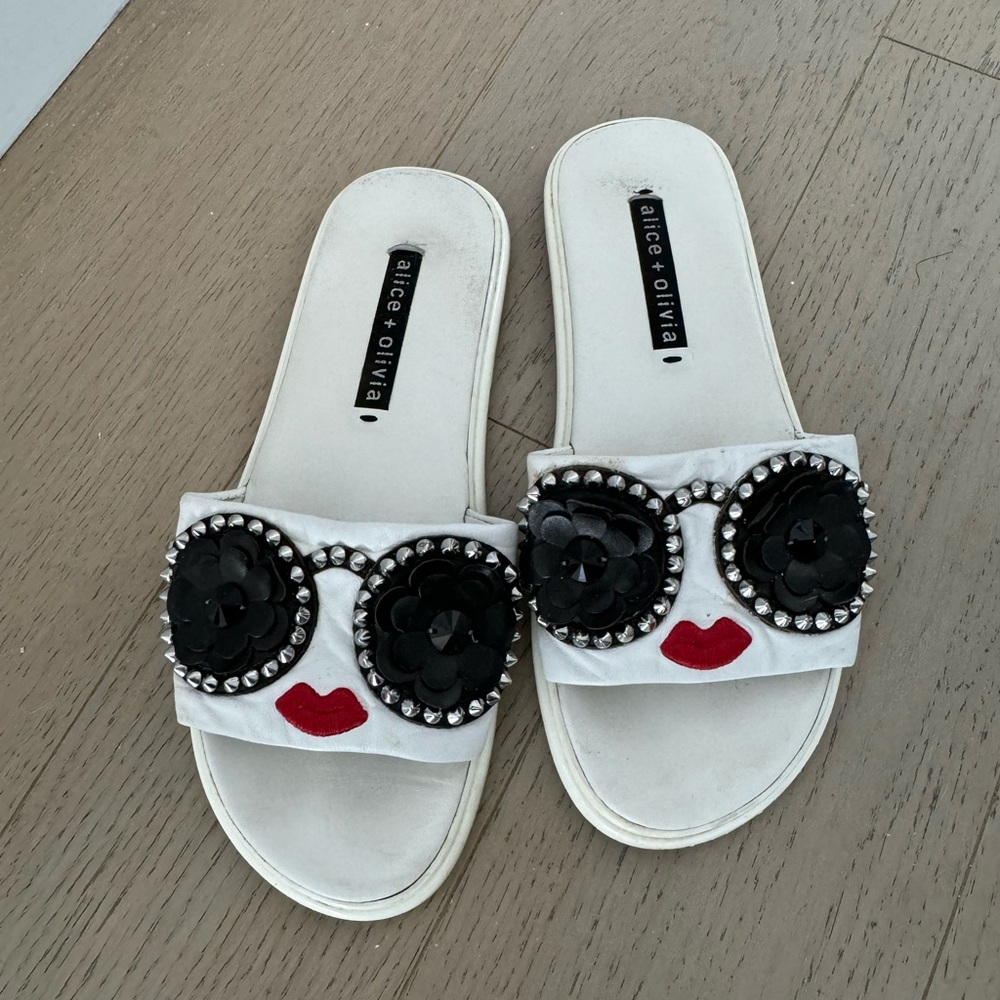 Alice + Olivia Tasha Pool Slides